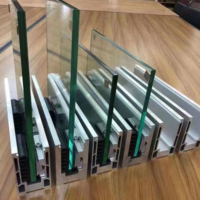 屋内および屋外のための現代ステンレス鋼のFramelessガラス手すりの柵
