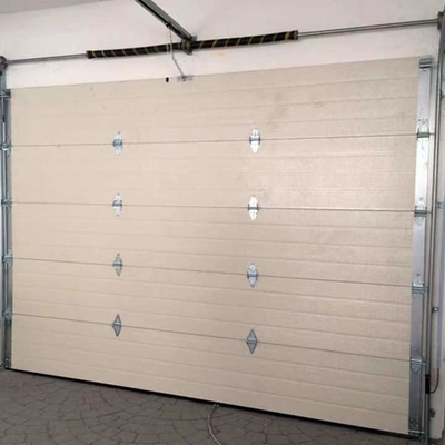 Horizantal滑走の頭上式16x7はPUのパネルが付いているガレージのドアの上で転がる